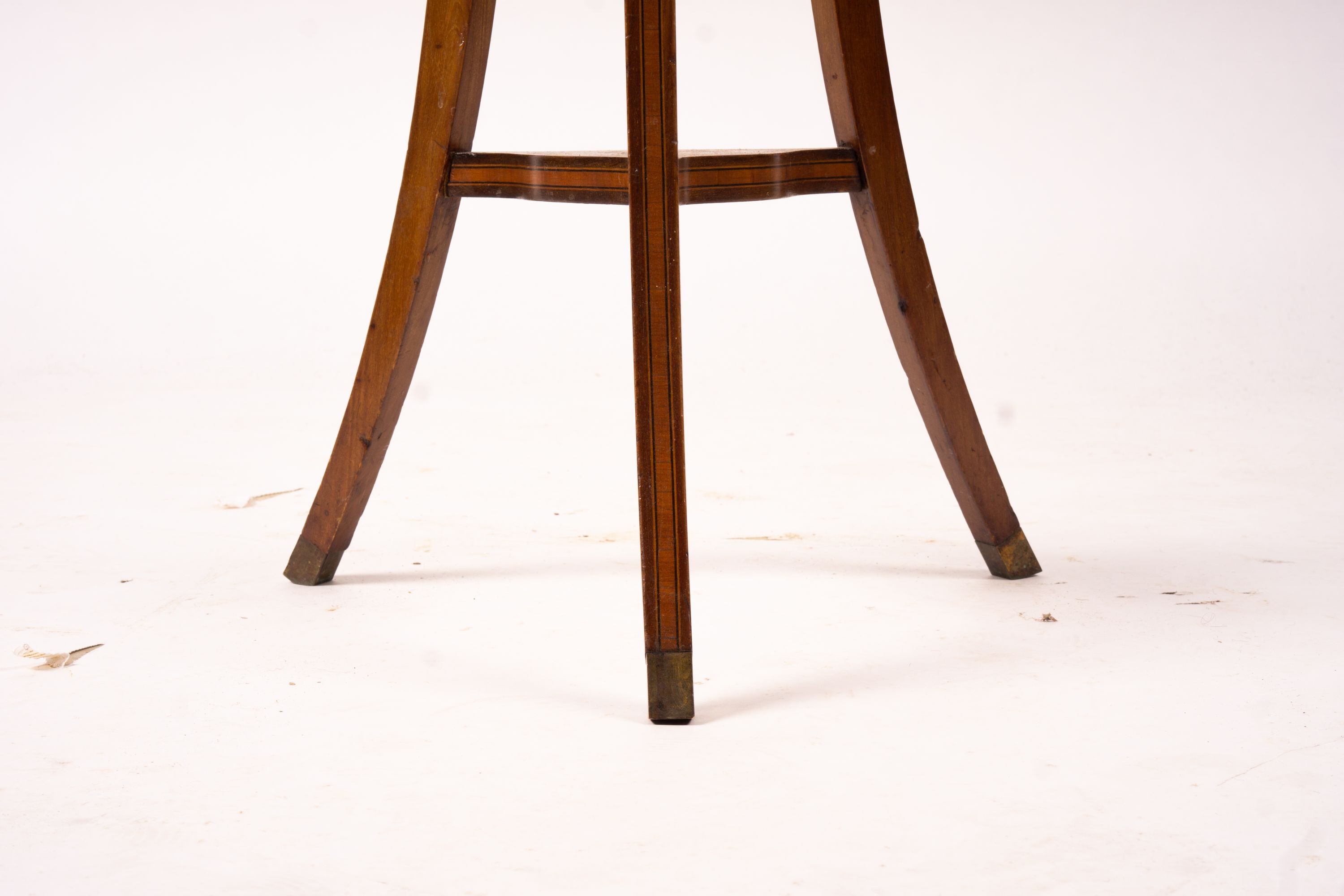 An Edwardian mahogany jardiniere stand, height 91cm